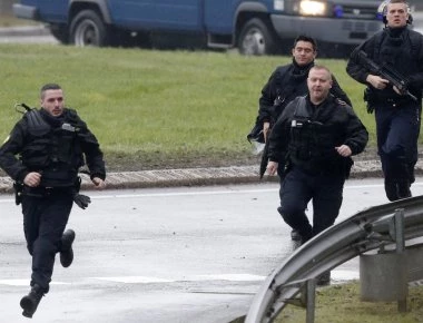 Mάχη στο Στρασβούργο: Σφοδρή ανταλλαγή πυρών - Ακροβολίστηκαν ειδικές δυνάμεις - 4 νεκροί, 11 τραυματίες (upd,φωτό)
